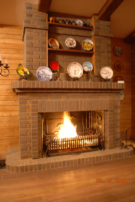 Топка банной печи и камин расположены в комнате отдыха
